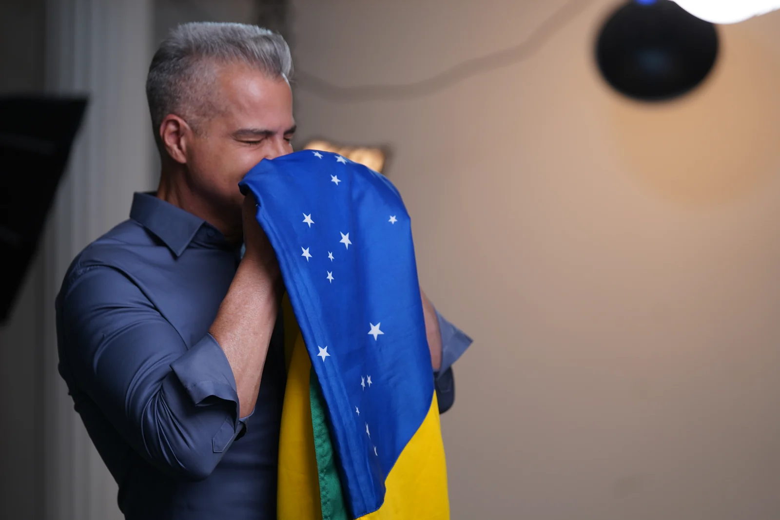 Neto Rodrigues segura a bandeira do Brasil