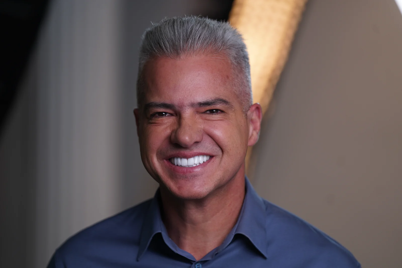 Retrato sorridente de Neto Rodrigues